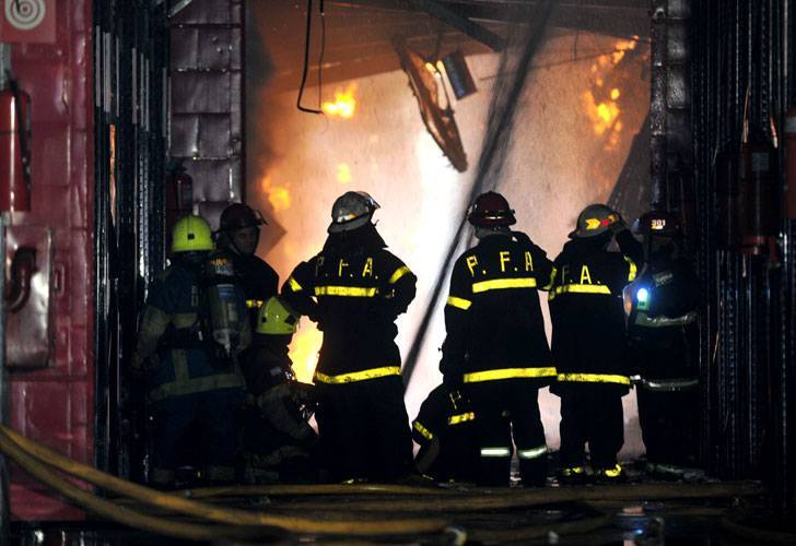 0205_incendio_deposito_barracas_telam_g17_1853027552.jpg